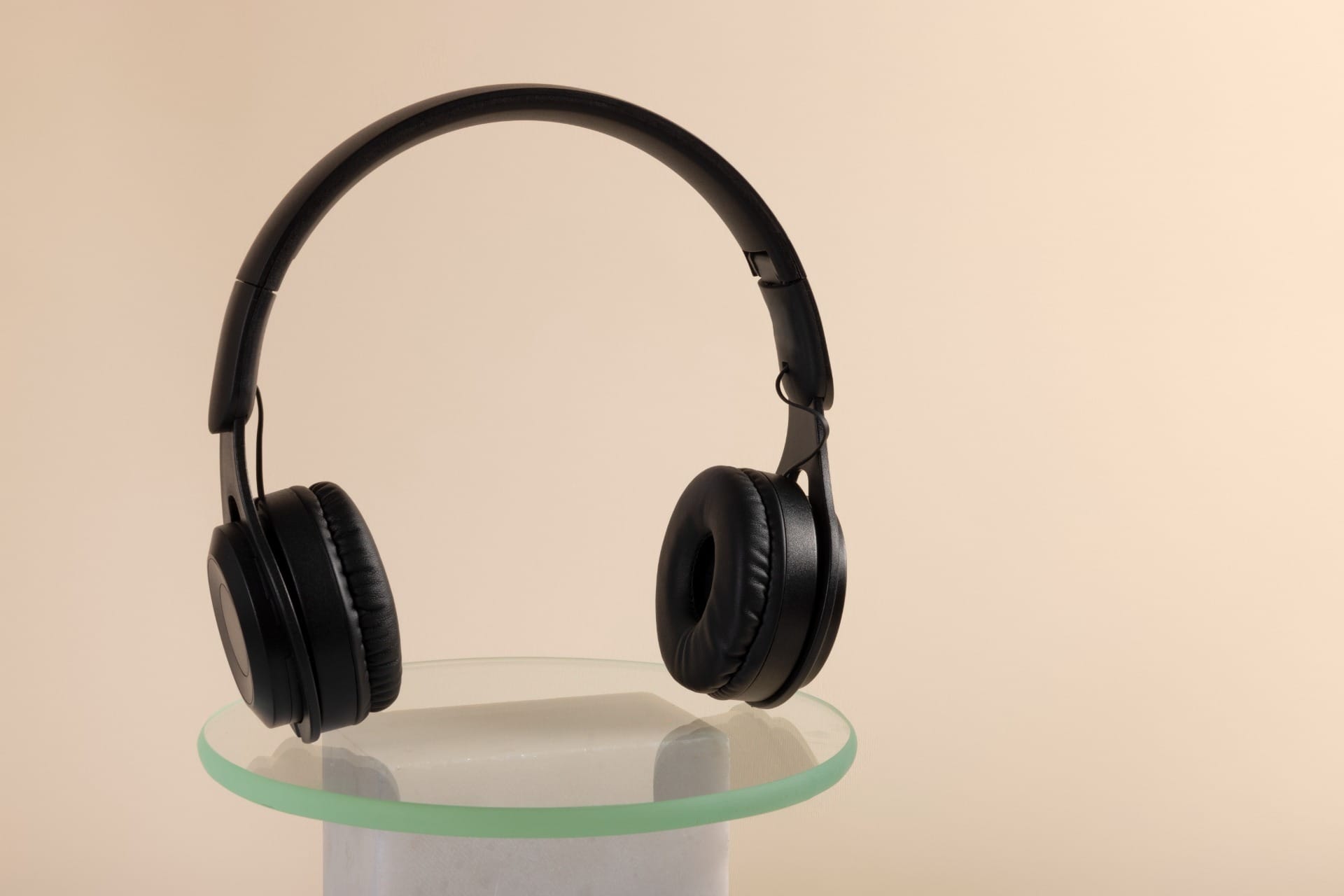 O fone de ouvido supra-auricular não cobre totalmente as orelhas. / Foto: Freepik