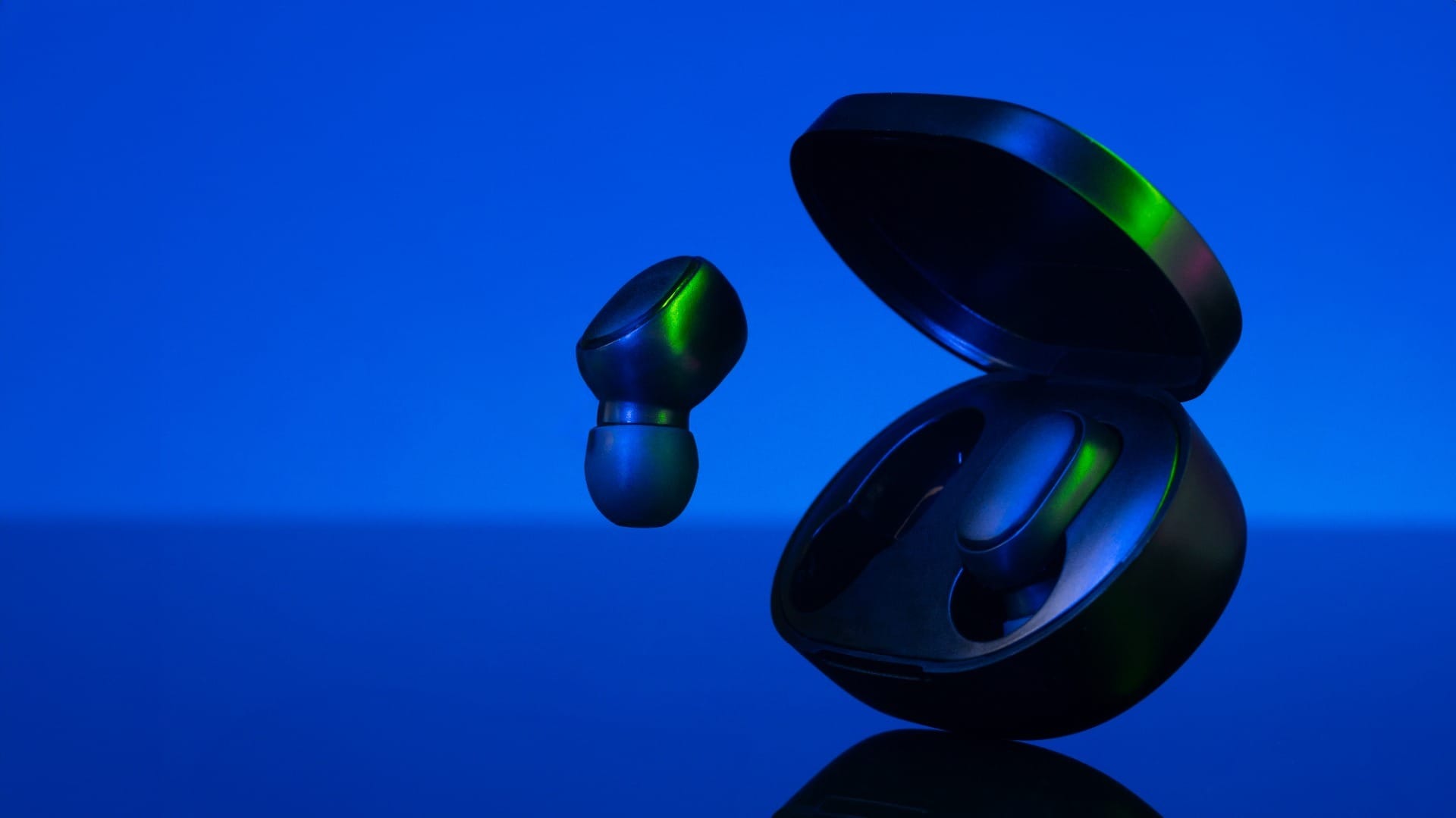 O fone de ouvido intra-auricular tem encaixe direto no canal auditivo. / Foto: Freepik