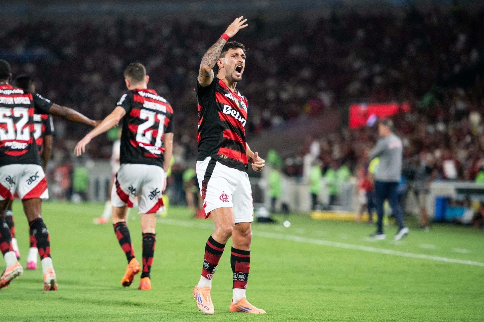 Flamengo vence por 3 a 0 e se aproxima do título após tropeço do Palmeiras