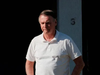 Bolsonaro recebe alta da UTI e é transferido para quarto, diz médico