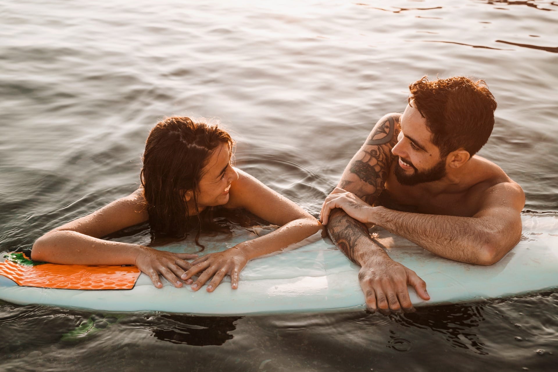 Sexo no mar? Sexóloga explica os principais riscos da prática na água