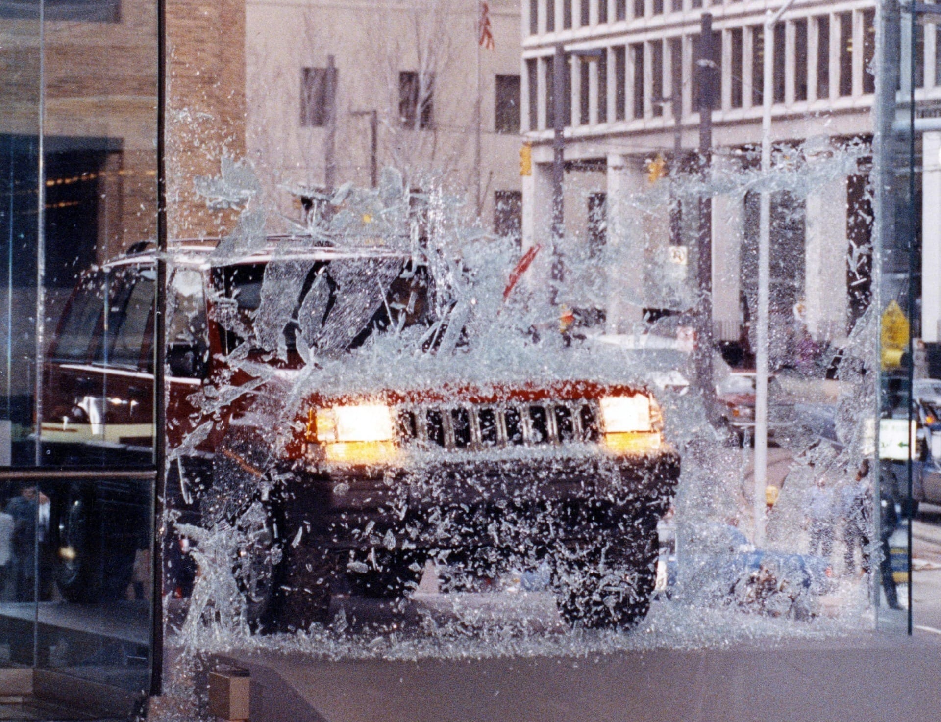 Em 1992, o Grand Cherokee estreou em Detroit atravessando o vidro do centro de convenções, gesto que se tornou parte do legado da marca