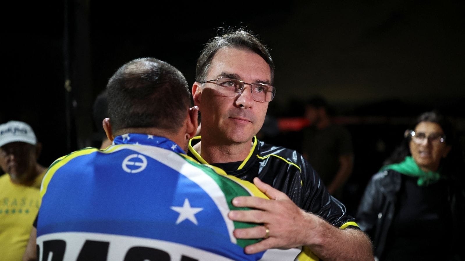 Apenas 8% acham que Bolsonaro deveria apoiar Flávio, diz pesquisa