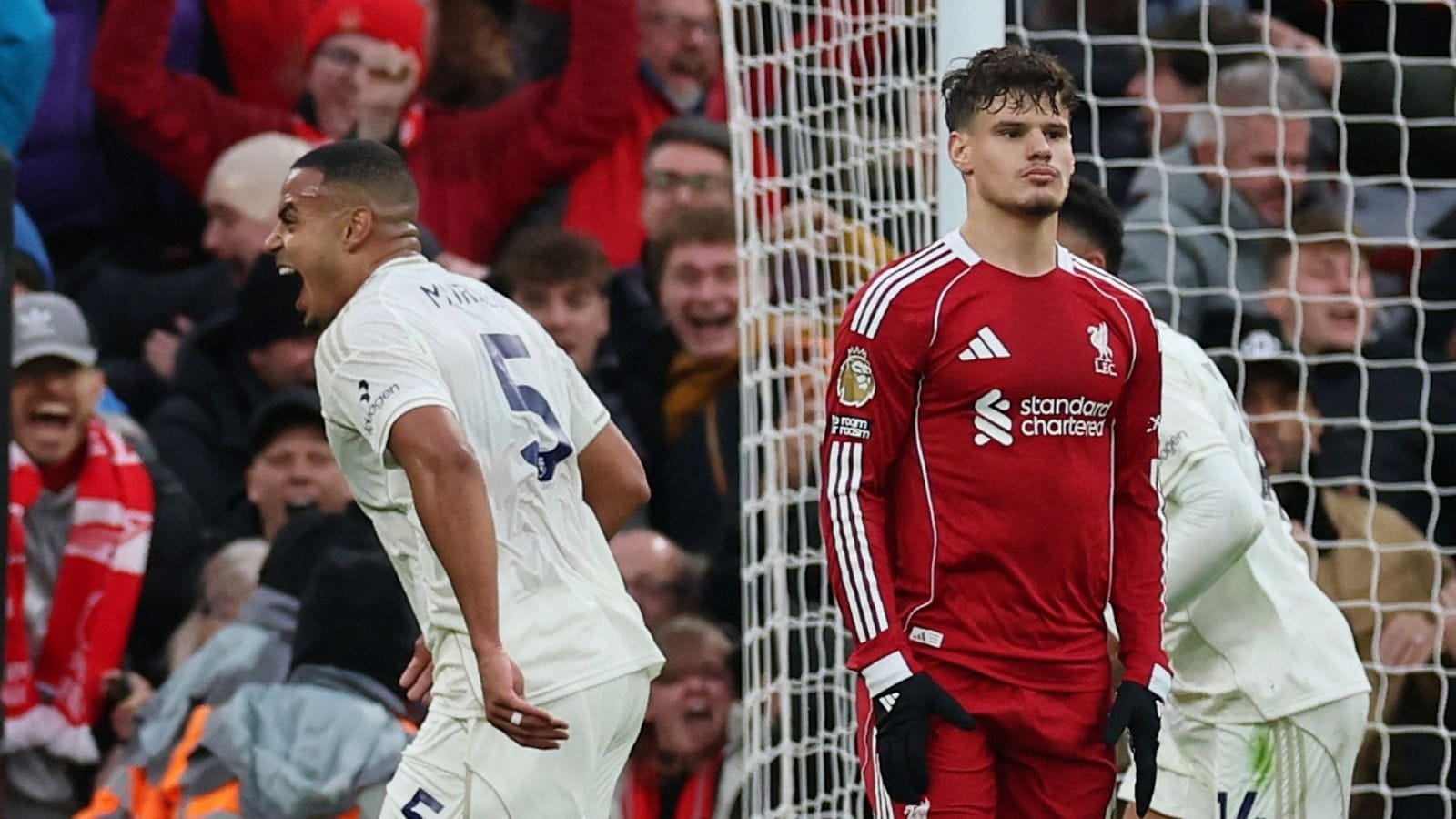 Com gol de ex-Corinthians, Nottingham Forest atropela o Liverpool