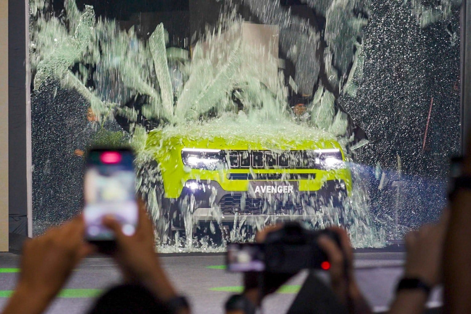 O Avenger 2026 assume o protagonismo da Jeep no Brasil e vai disputar o segmento dos B-SUVs contra Pulse, WR-V, Tera e Yaris Cross