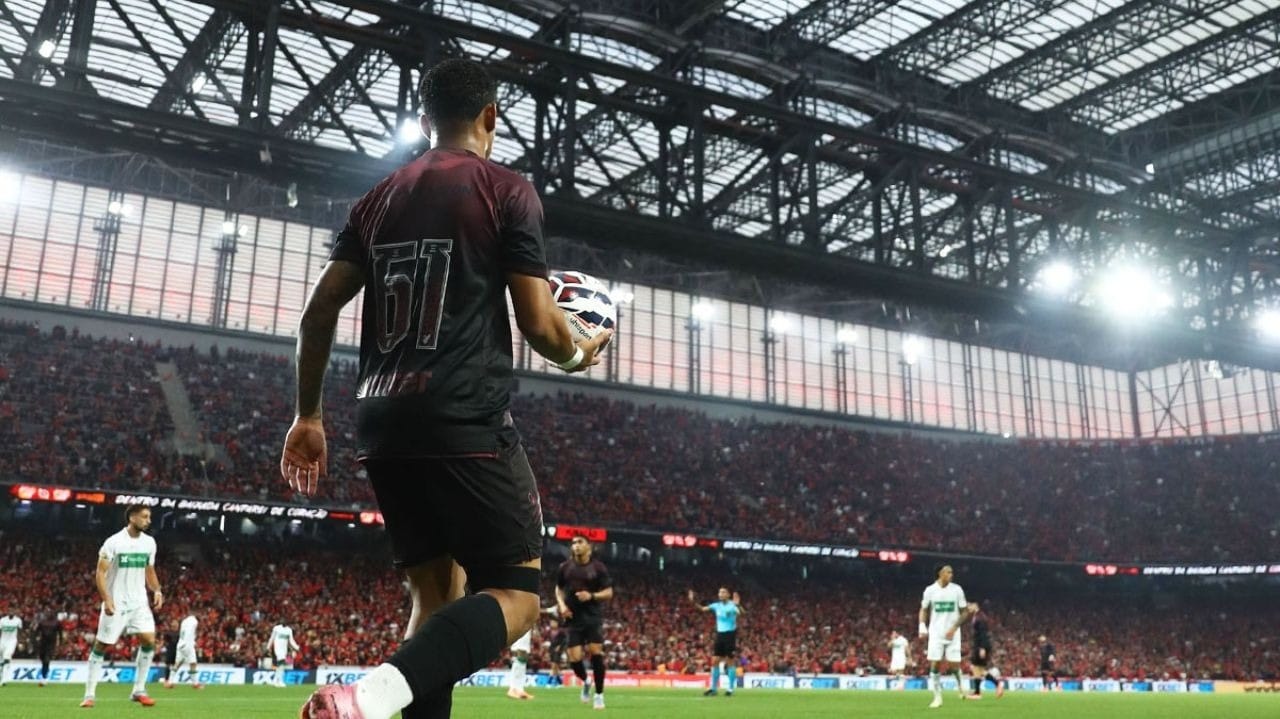 Athletico-PR vence América-MG e garante volta à Série A um ano após queda