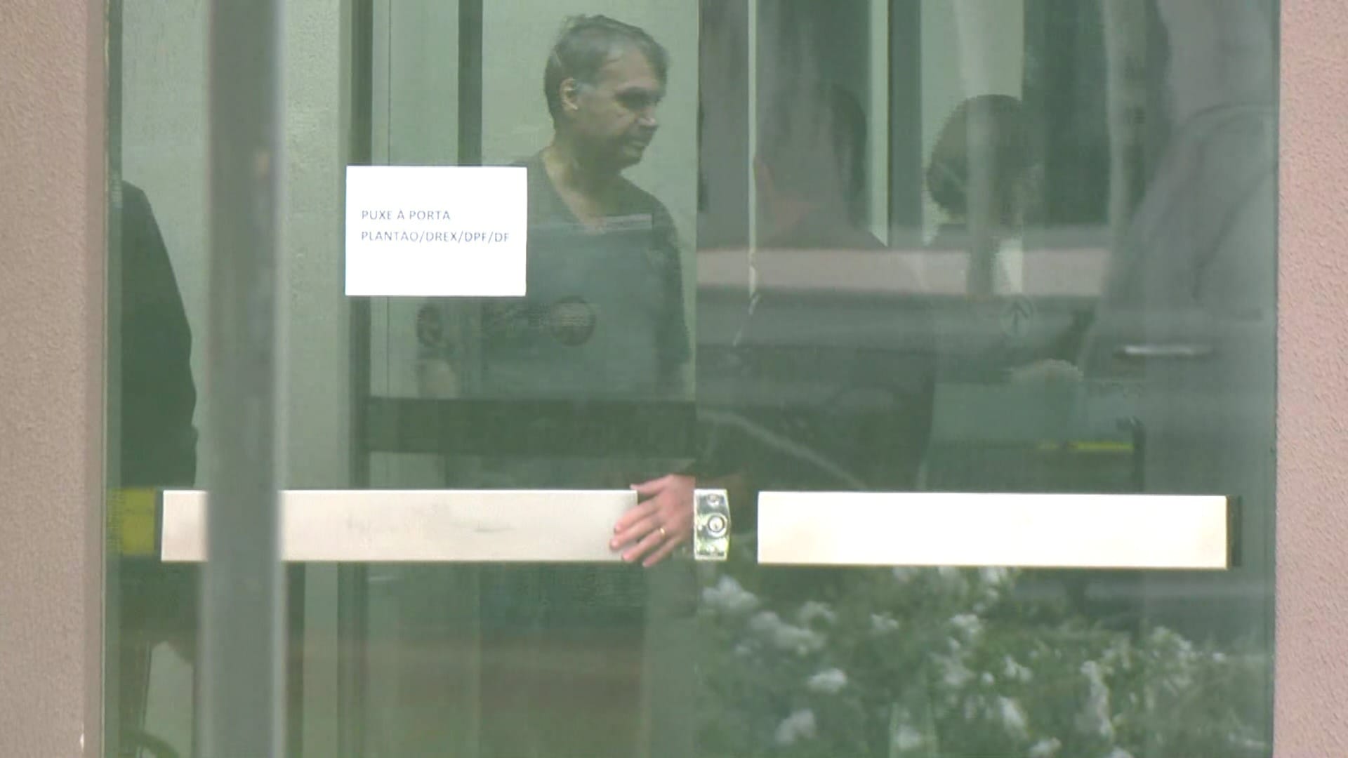 Bolsonaro segue preso e STF se reúne para validar decisão de Moraes
