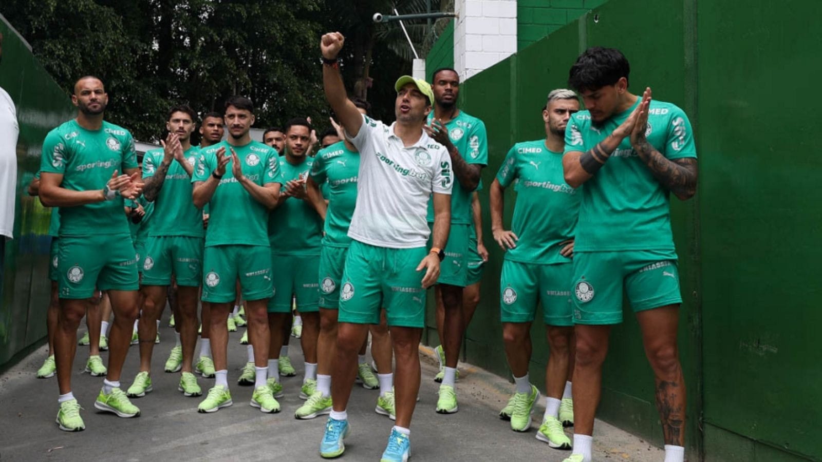 Torcida do Palmeiras apoia o elenco em despedida antes da final da Libertadores