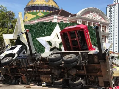Homem morre após guindaste tombar durante montagem de árvore de natal no AM