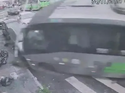 Vídeo: micro-ônibus perde controle, invade comércio e deixa 5 feridos na Zona Norte de SP
