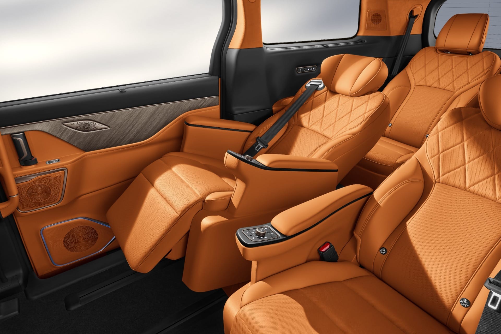 Interior do Wey G9 traz configuração premium com bancos independentes e foco em conforto