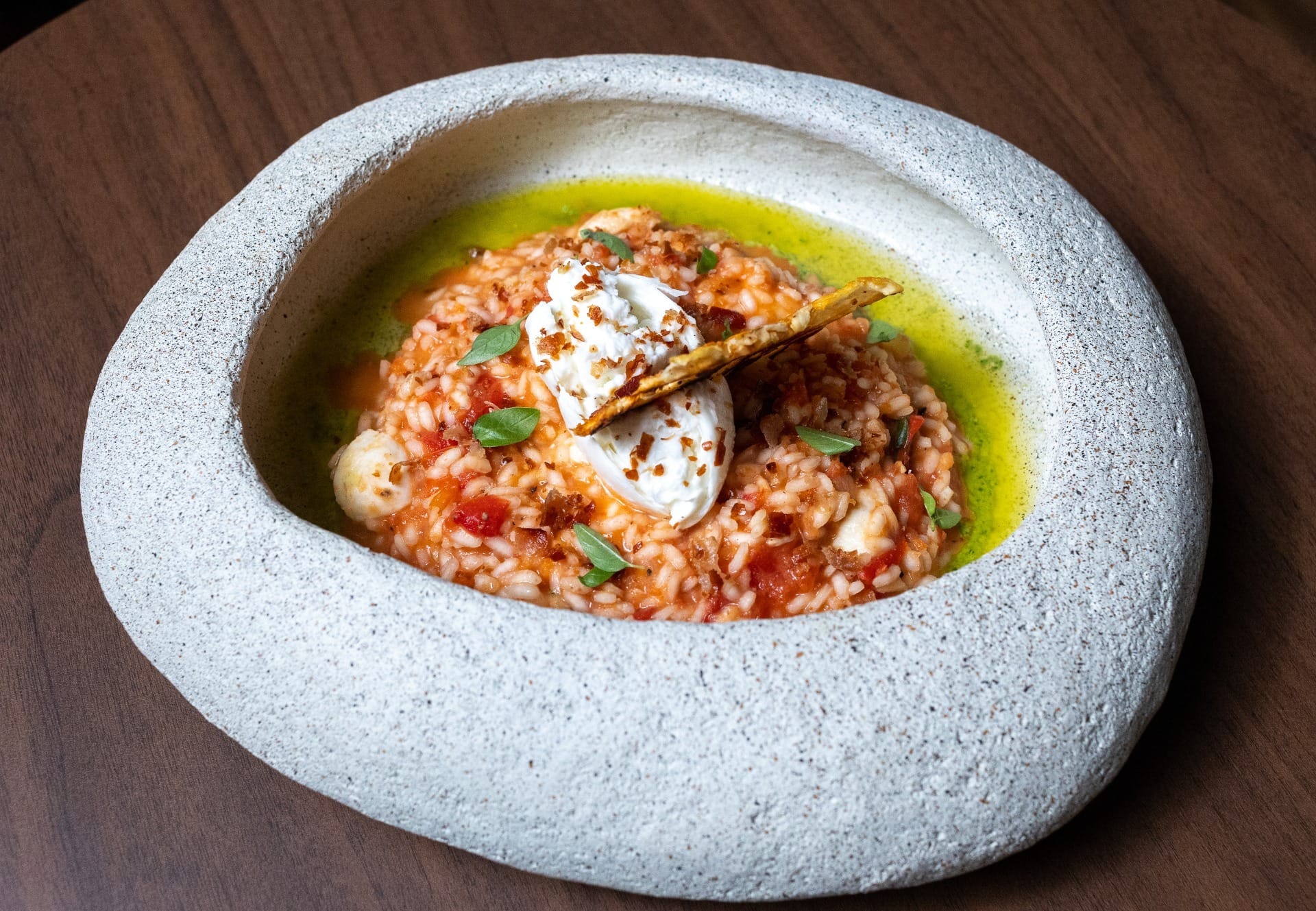 Risoto caprese com pesto de rúcula e crispy de parma | Band Receitas