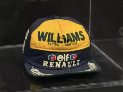 Boné autografado por Ayrton Senna vai a leilão, com lance inicial de R$ 24,5 mil