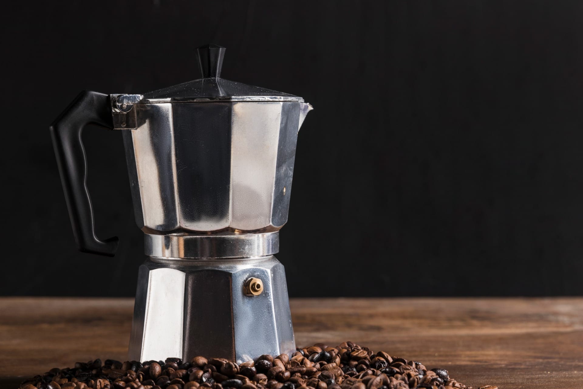 A cafeteira italiana é uma forma de preparo mais artesanal. / Foto: Freepik