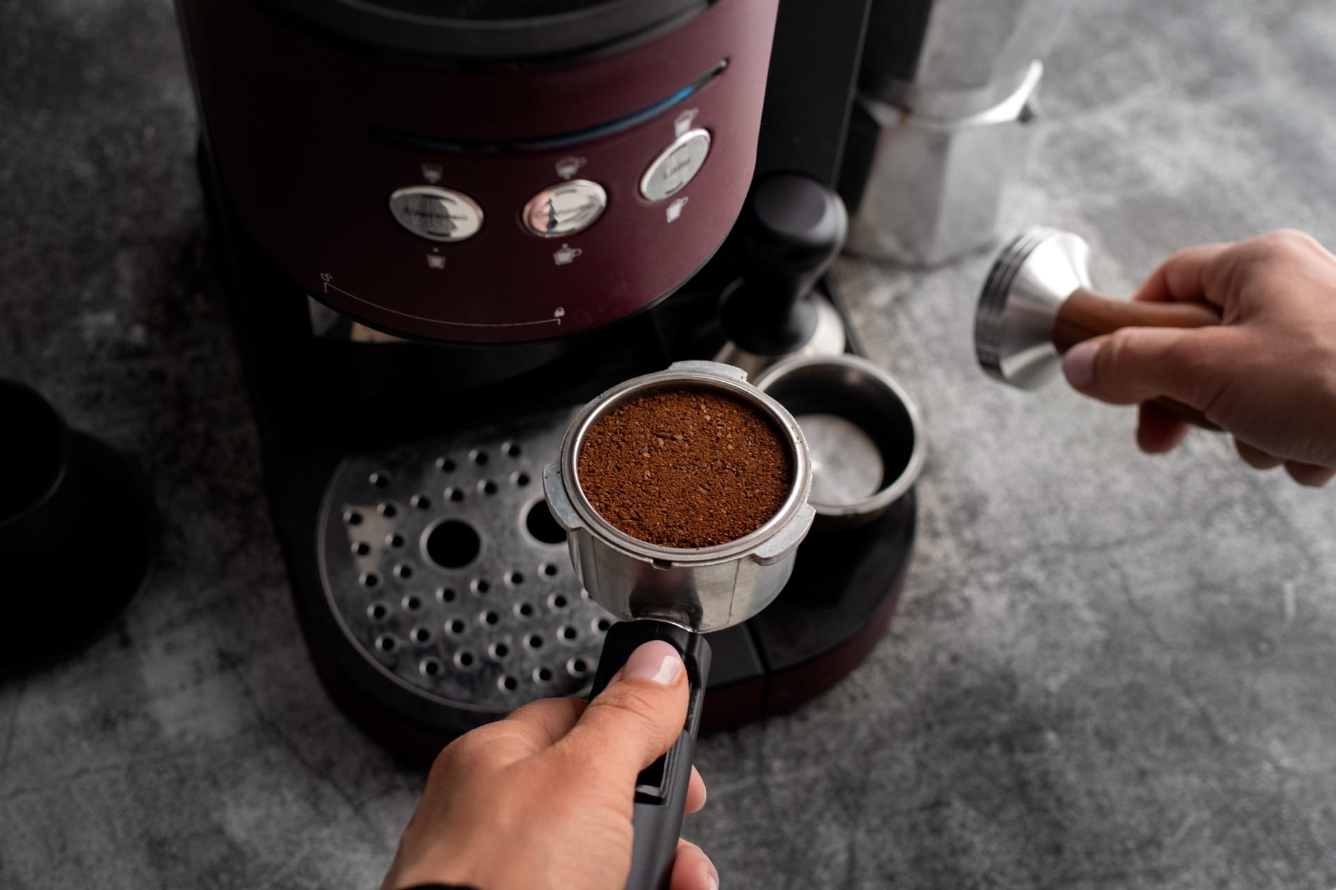 A cafeteira elétrica é versátil, permitindo o preparo de outras bebidas além do café. / Foto: Freepik