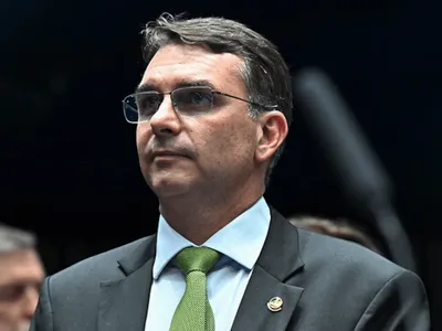 Flávio Bolsonaro diz que foco da oposição é aprovar anistia após prisão do ex-presidente