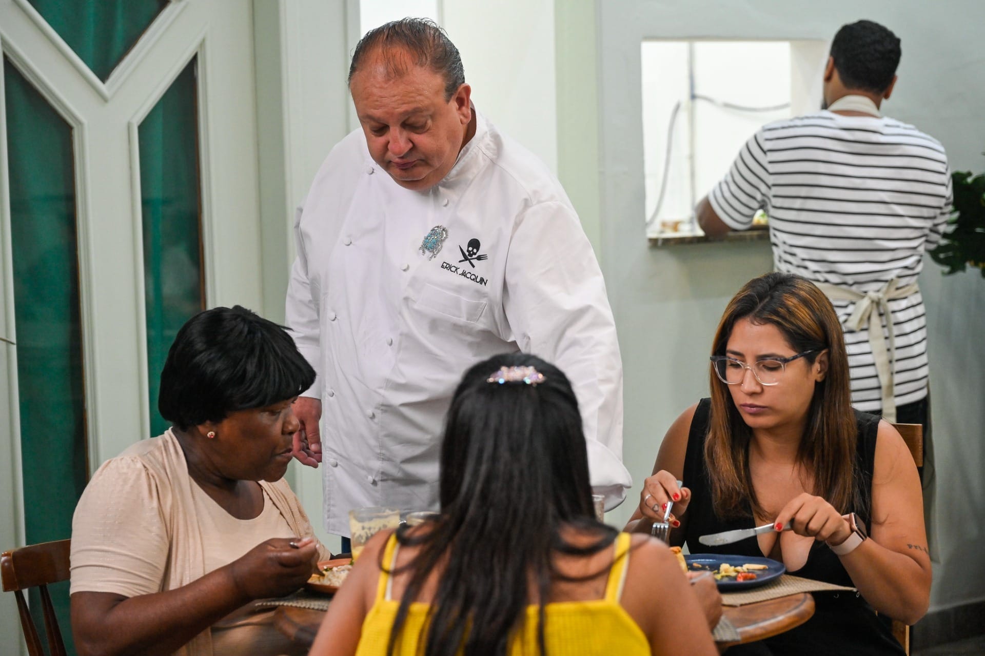 Clientes do Pesadelo na Cozinha são combinados? Produtora explica bastidores: “É tudo verdade”