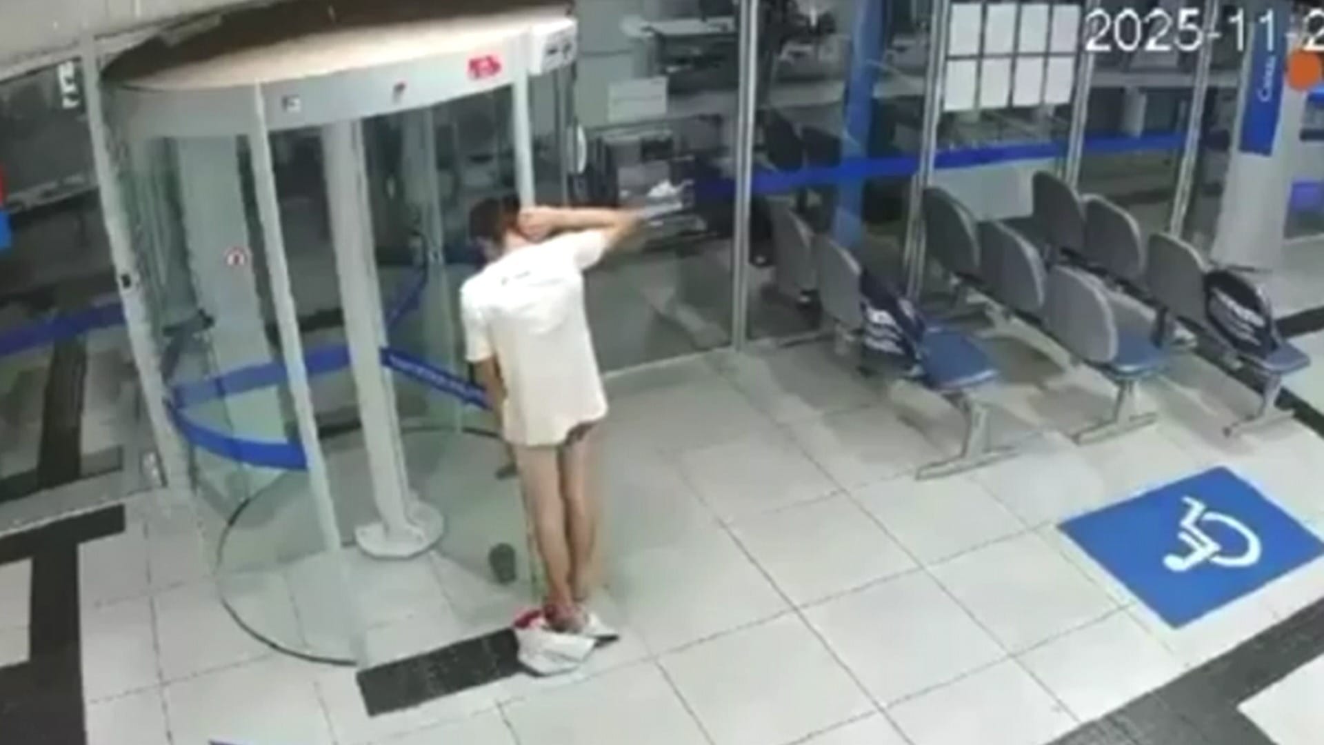 Ladrão invade agência, entala na porta giratória, acaba de cueca e é preso