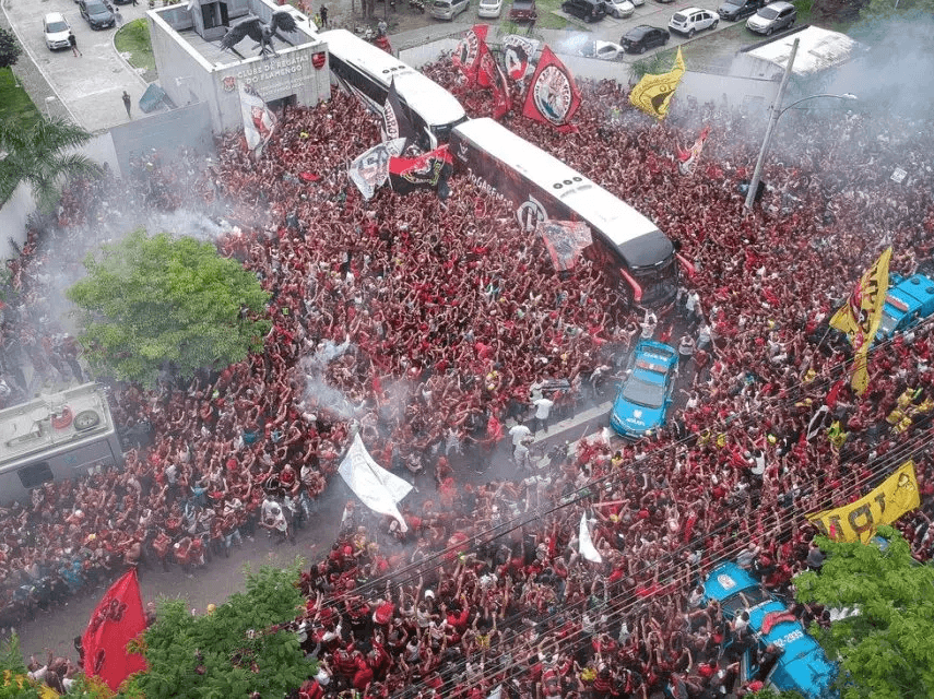 Flamengo embarca para final da Libertadores com 10 mil torcedores no Galeão