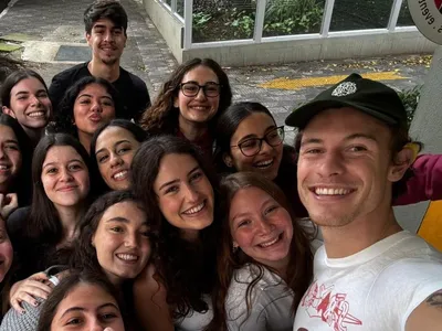 Exclusivo: Shawn Mendes faz estudantes delirarem em São Paulo; veja fotos