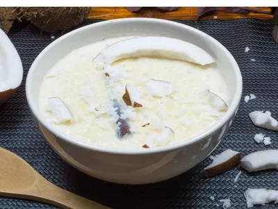 Sobremesa de travessa da chef Carole Crema leva coco e amêndoas; aprenda