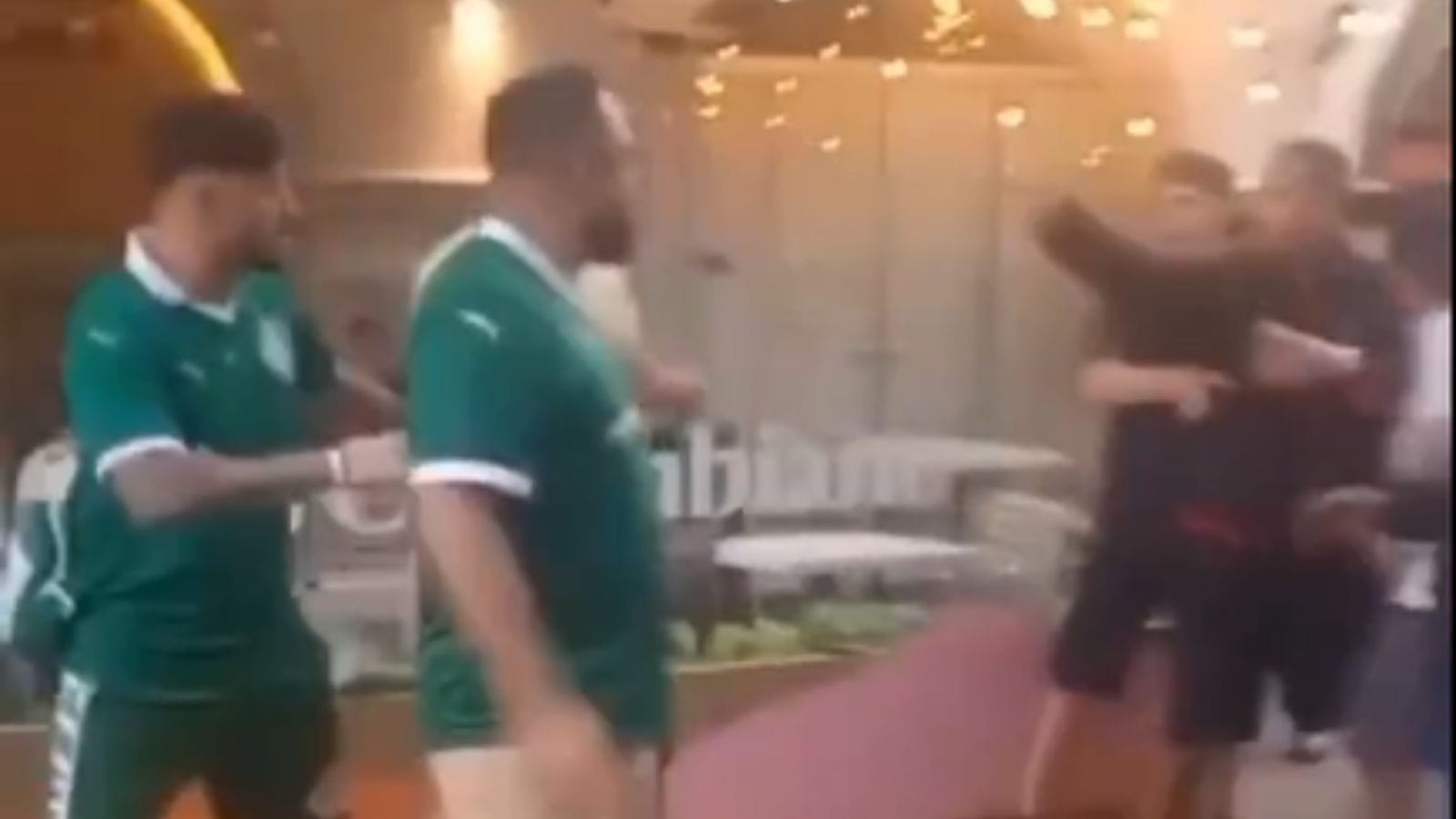 Torcedores de Flamengo e Palmeiras brigam em Lima antes da final da Libertadores
