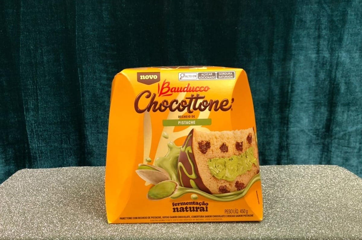 Bauducco, panetone com recheio de pistache, gotas sabor chocolate e cobertura sabor chocolate com riscas sabor pistache, 450 gramas, R$ 29 