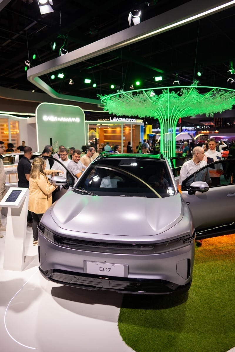 Changan E07 é exibido como “carro-transformer” capaz de virar picape ao rebater a traseira