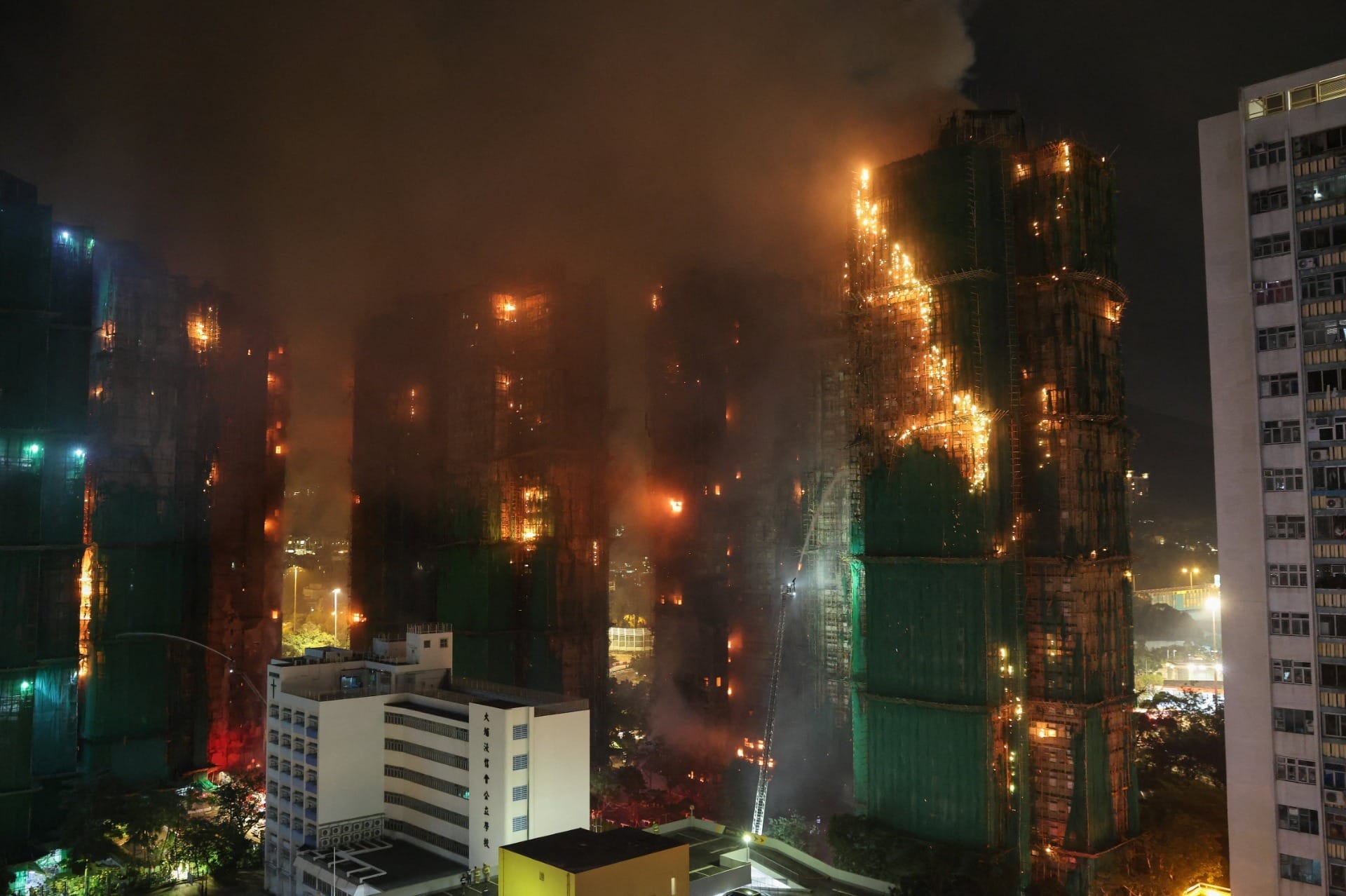 Hong Kong busca desaparecidos em pior incêndio em décadas; três foram presos