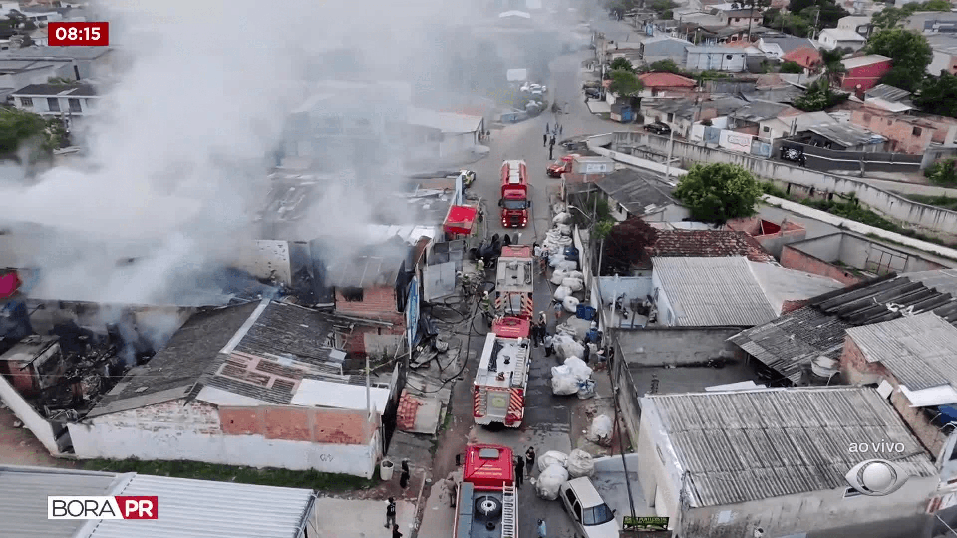 Incêndio destrói galpão de reciclagem e atinge três casas em Curitiba