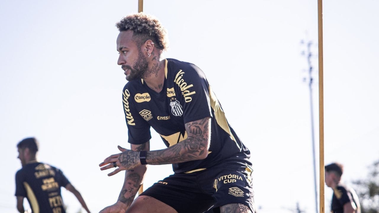 Neymar treina e vai tentar reforçar o Santos contra o Sport