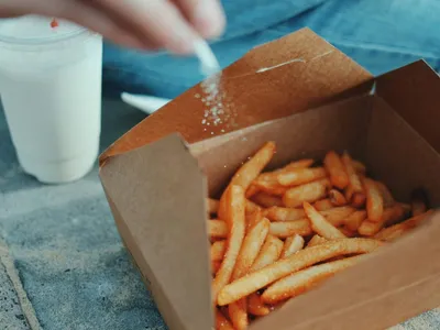 Menos sal, mais sabor: descubra como temperar a comida sem prejudicar a saúde