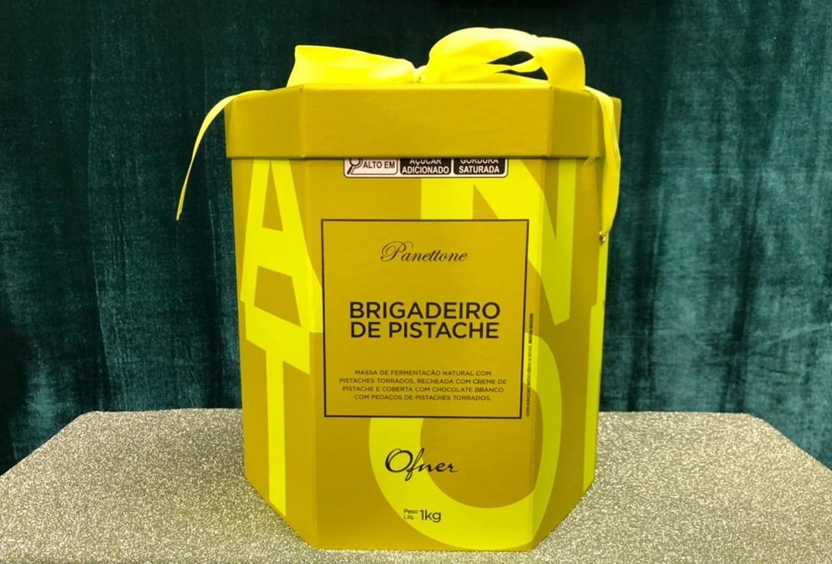 Ofner, panetone com massa de fermentação natural com pistaches torrados, recheado com creme de pistache e coberto com chocolate branco com pedaços de pistache, 1 kg, R$ 180 