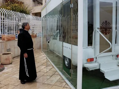 Papamóvel de Francisco é transformado em clínica para crianças de Gaza
