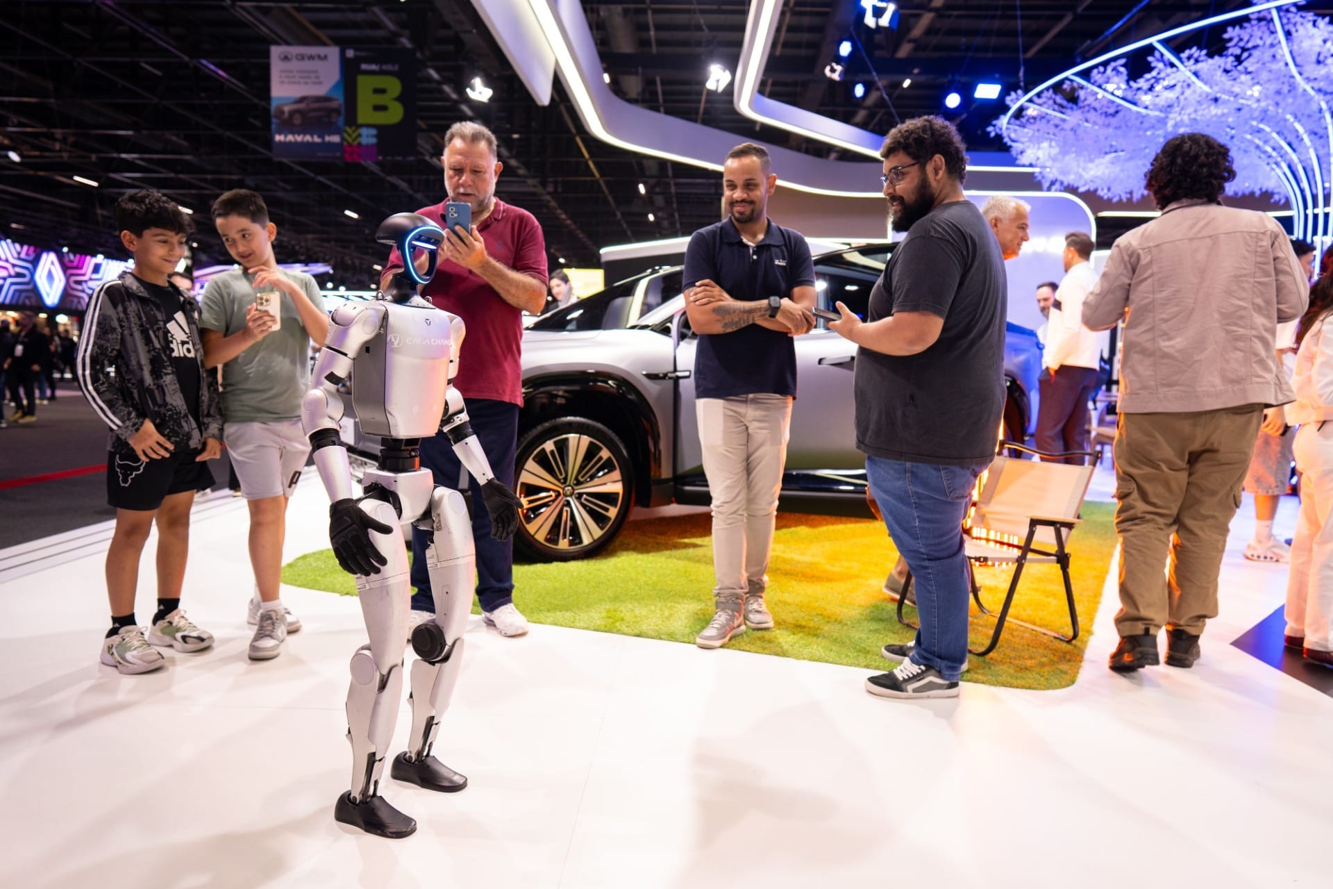 Robô exibido pela Changan vira atração e reforça foco em tecnologia no Salão do Automóvel de São Paulo 2025