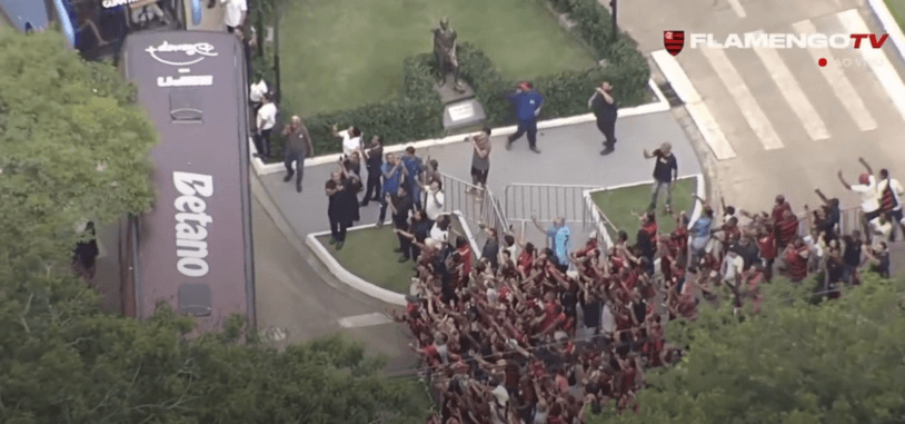 Com Pedro e apoio da torcida no 'Aerofla', Flamengo inicia viagem a Lima; assista