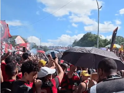 Com Pedro e apoio da torcida no 'Aerofla', Flamengo inicia viagem a Lima; assista