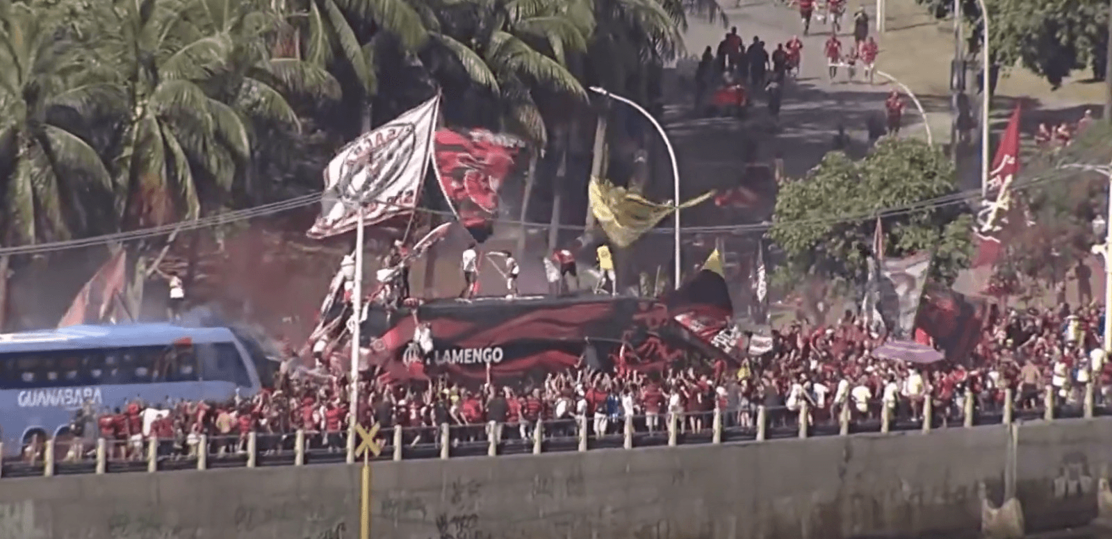 Torcida do Flamengo invade ônibus durante "Aerofla"; assista
