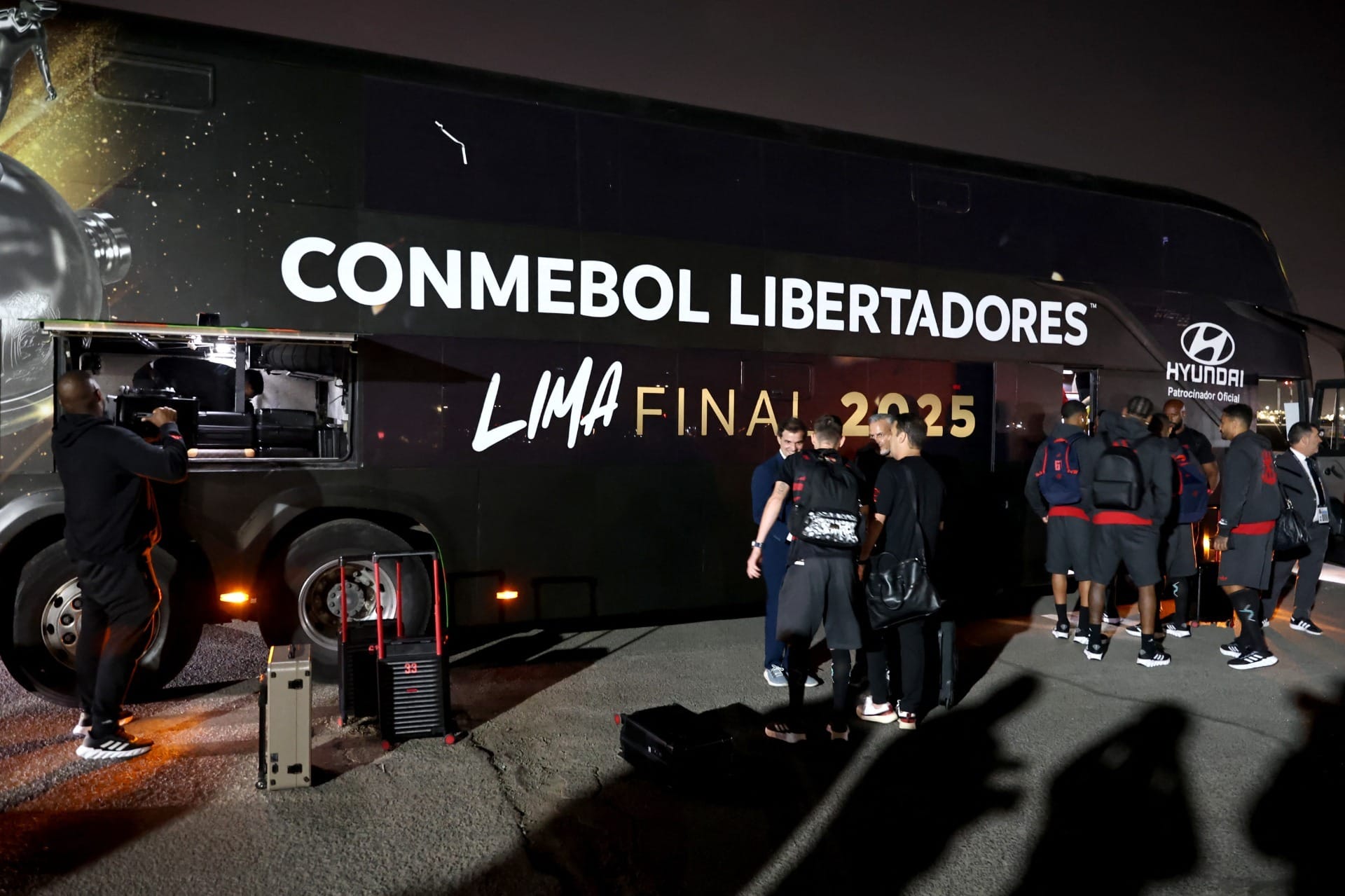 Após festa no RJ, elenco do Flamengo chega em Lima para final da Libertadores