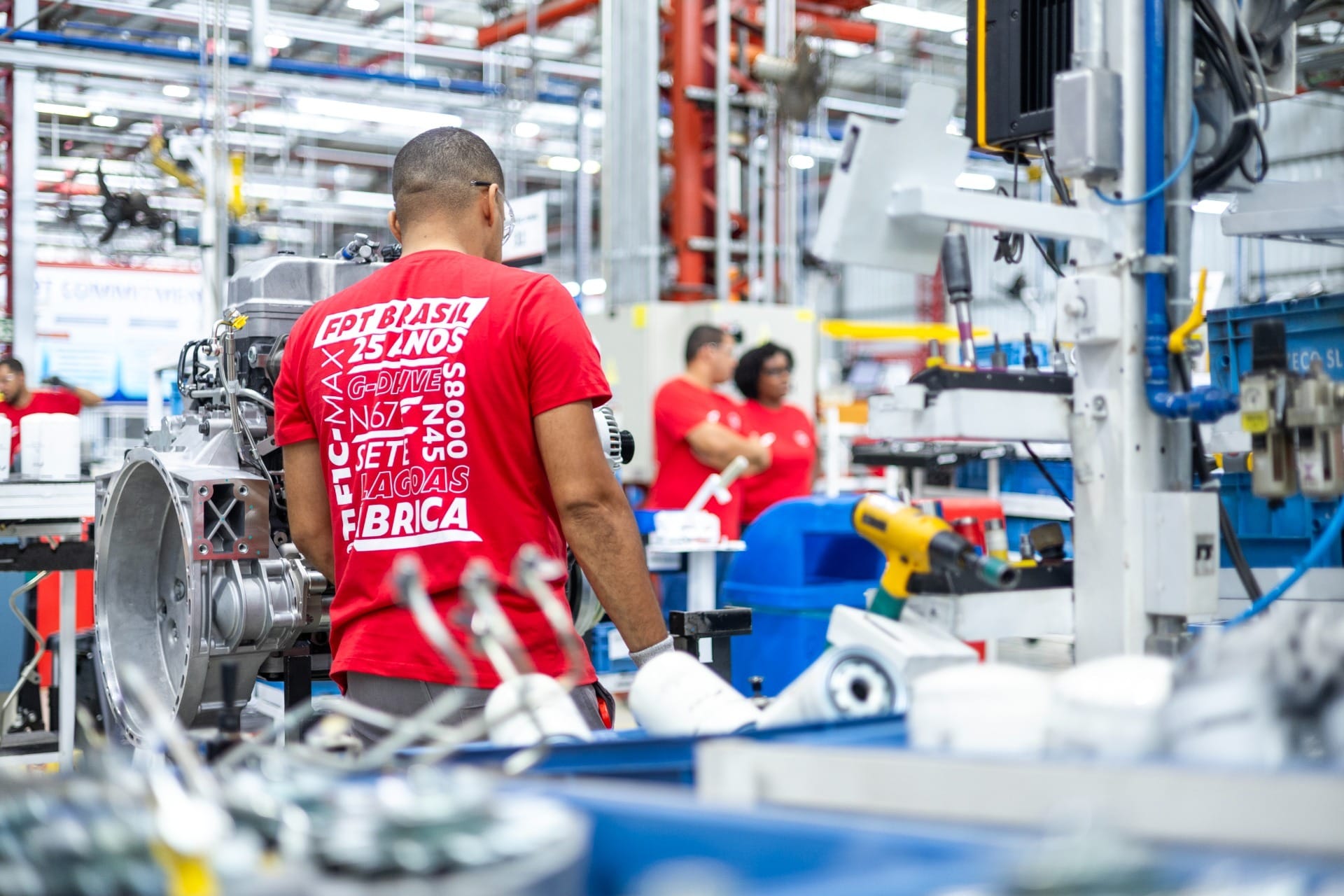 Funcionários atuam na linha de produção da FPT em Minas Gerais
