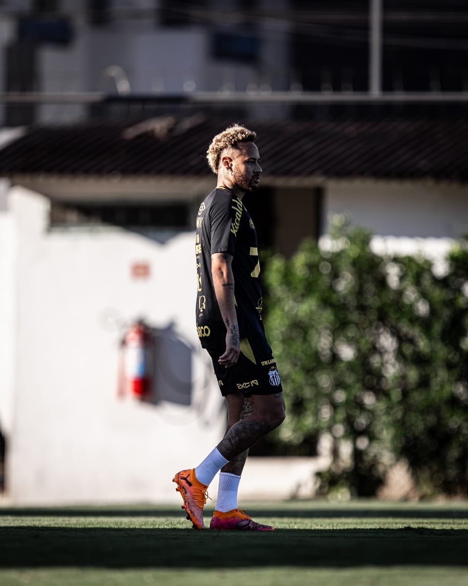 Neymar volta a treinar e aumenta chances de reforçar o Santos contra Sport