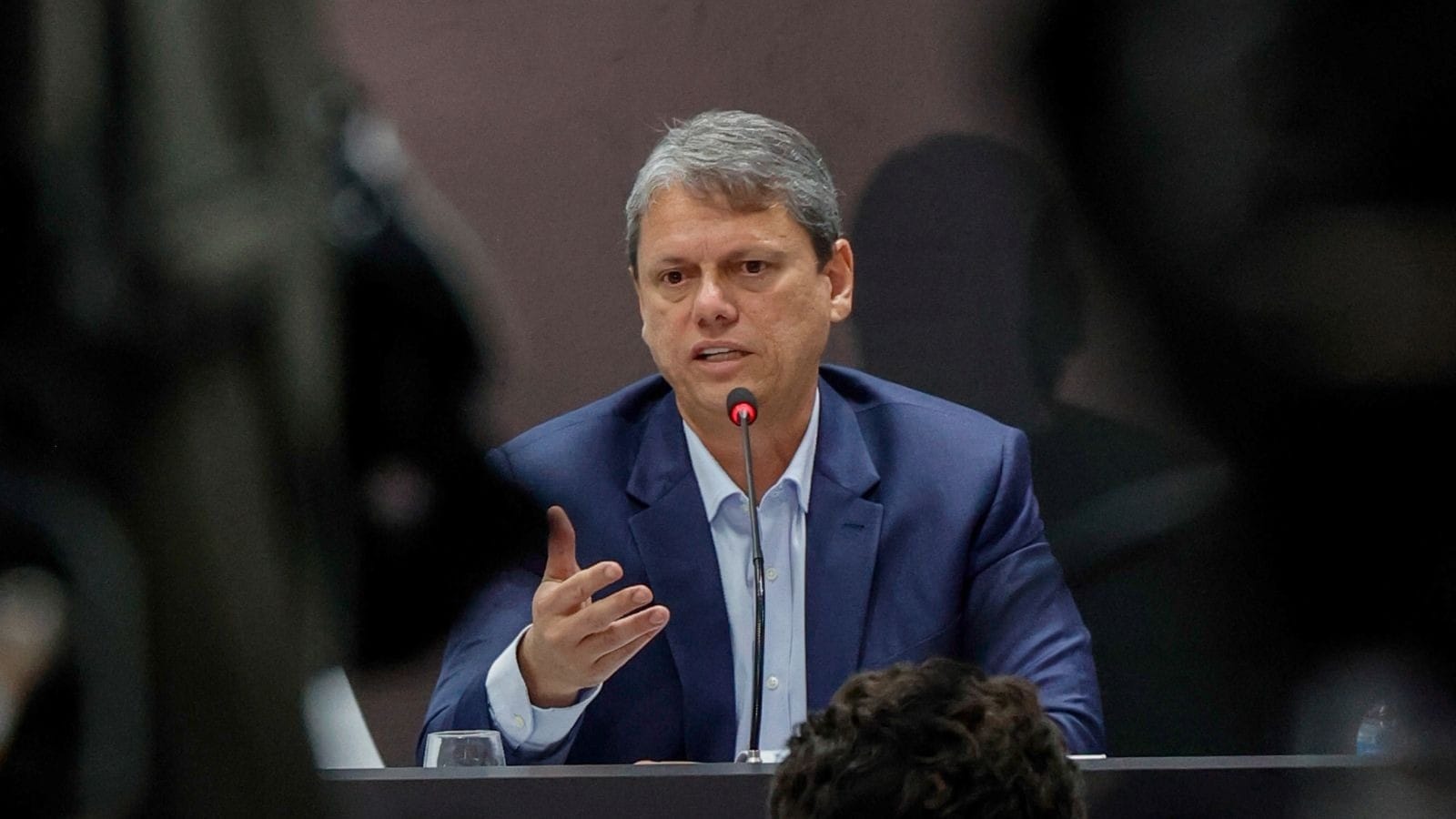 Tarcísio comemora rebaixamento de escola que homenageou Lula no RJ