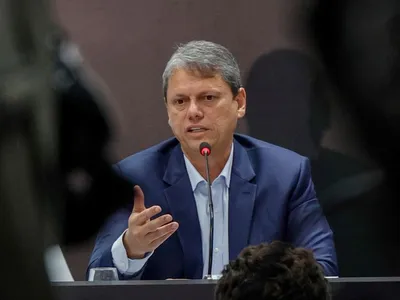 Tarcísio comemora rebaixamento de escola que homenageou Lula no RJ