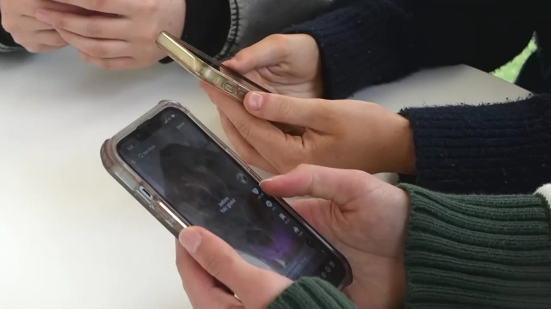 Austrália proíbe menores de 16 anos em redes sociais; entenda