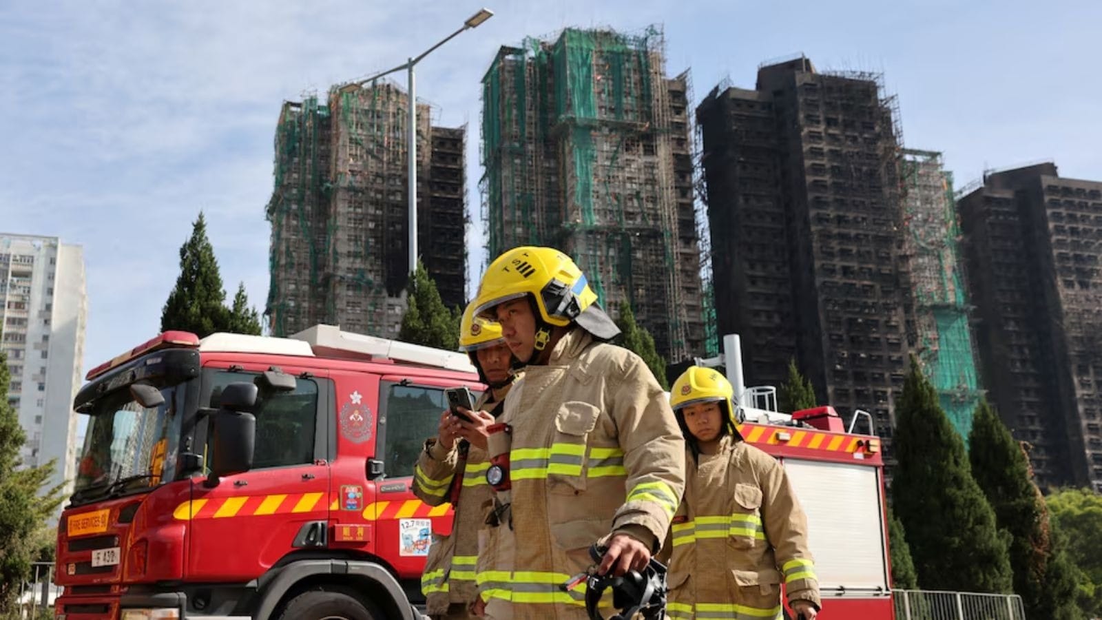 Bombeiros concluem combate ao incêndio em prédios de Hong Kong; 128 morreram