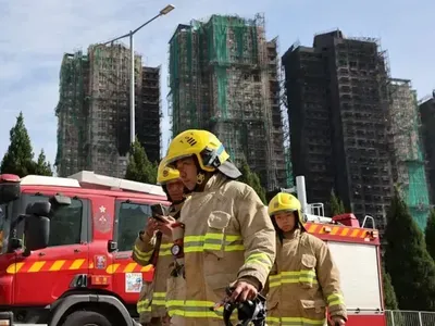 Chega a 128 o número de mortos no incêndio que destruiu um complexo de prédios em Hong Kong