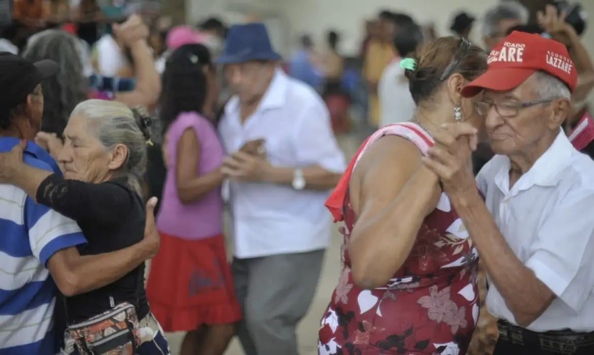 Expectativa de vida dos brasileiros atinge recorde histórico de 76,6 anos