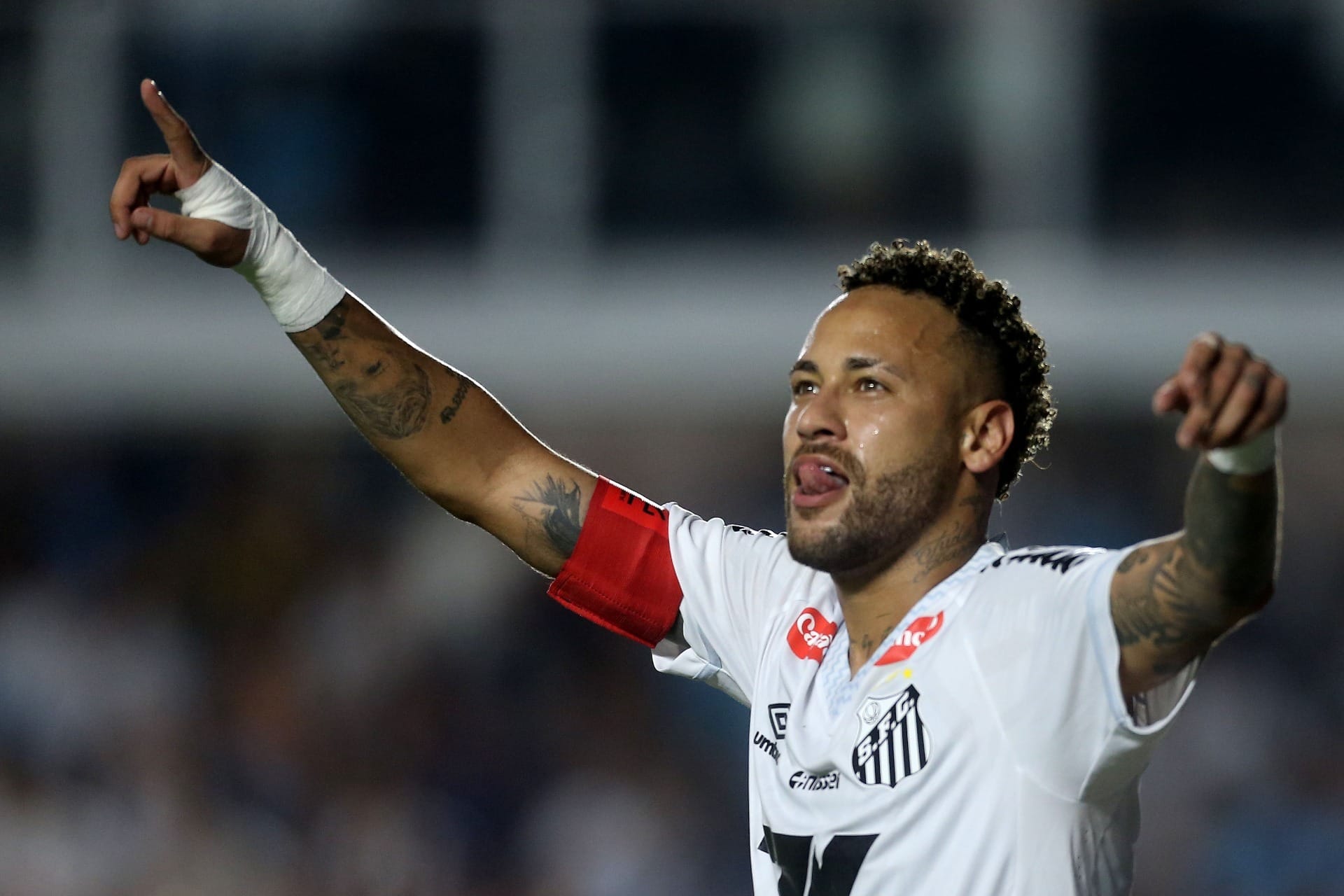 Com brilho de Neymar, Santos bate Sport e sai da zona de rebaixamento