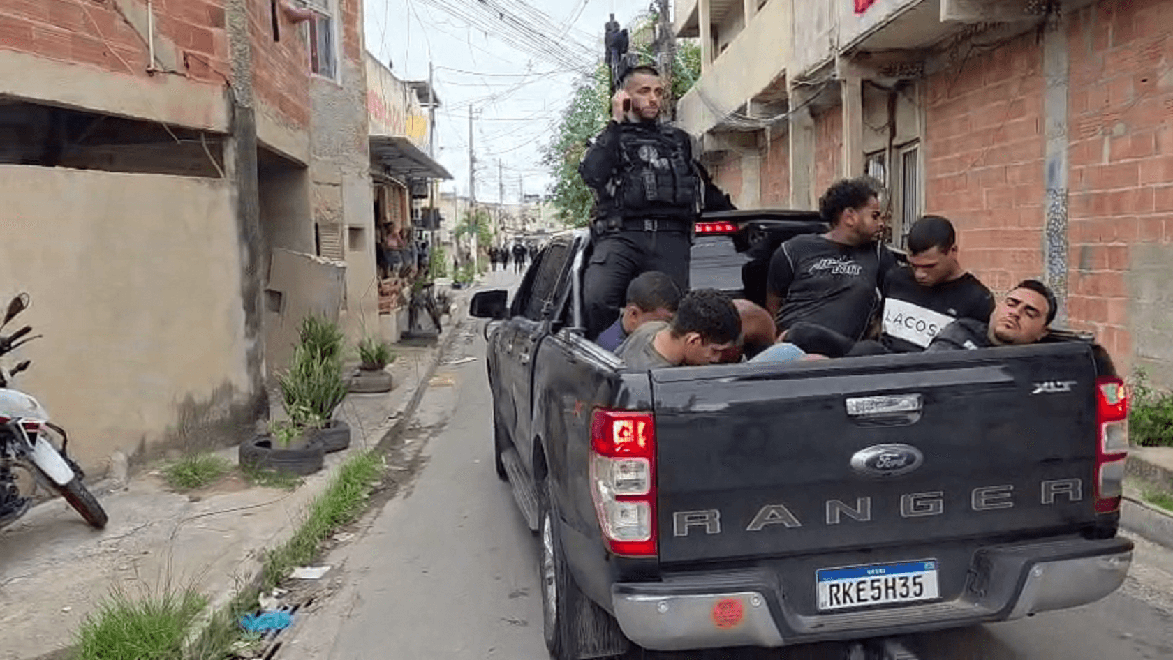 Ação da Polícia Civil contra milícia em Pedra de Guaratiba prende cinco ...