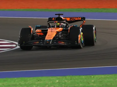 Oscar Piastri lidera dobradinha da McLaren no treino livre do GP do Catar